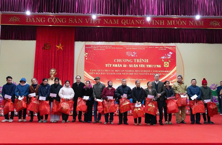 Xã Kim Anh chăm lo, hỗ trợ Tết cho các hộ gia đình có hoàn cảnh khó khăn - ảnh 1