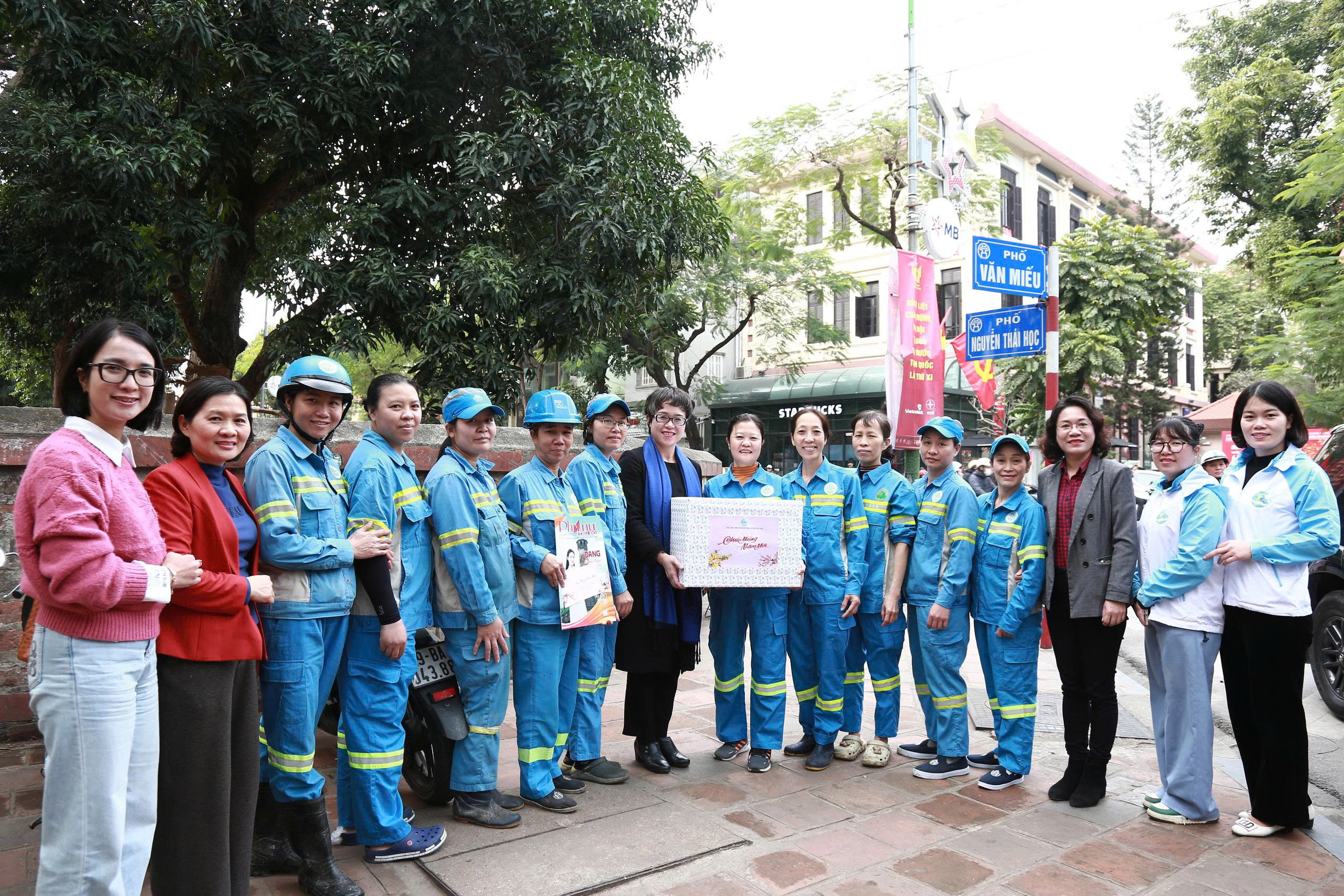 Hội LHPN Hà Nội thăm, chúc Tết cán bộ, công nhân môi trường đô thị Hà Nội - ảnh 10