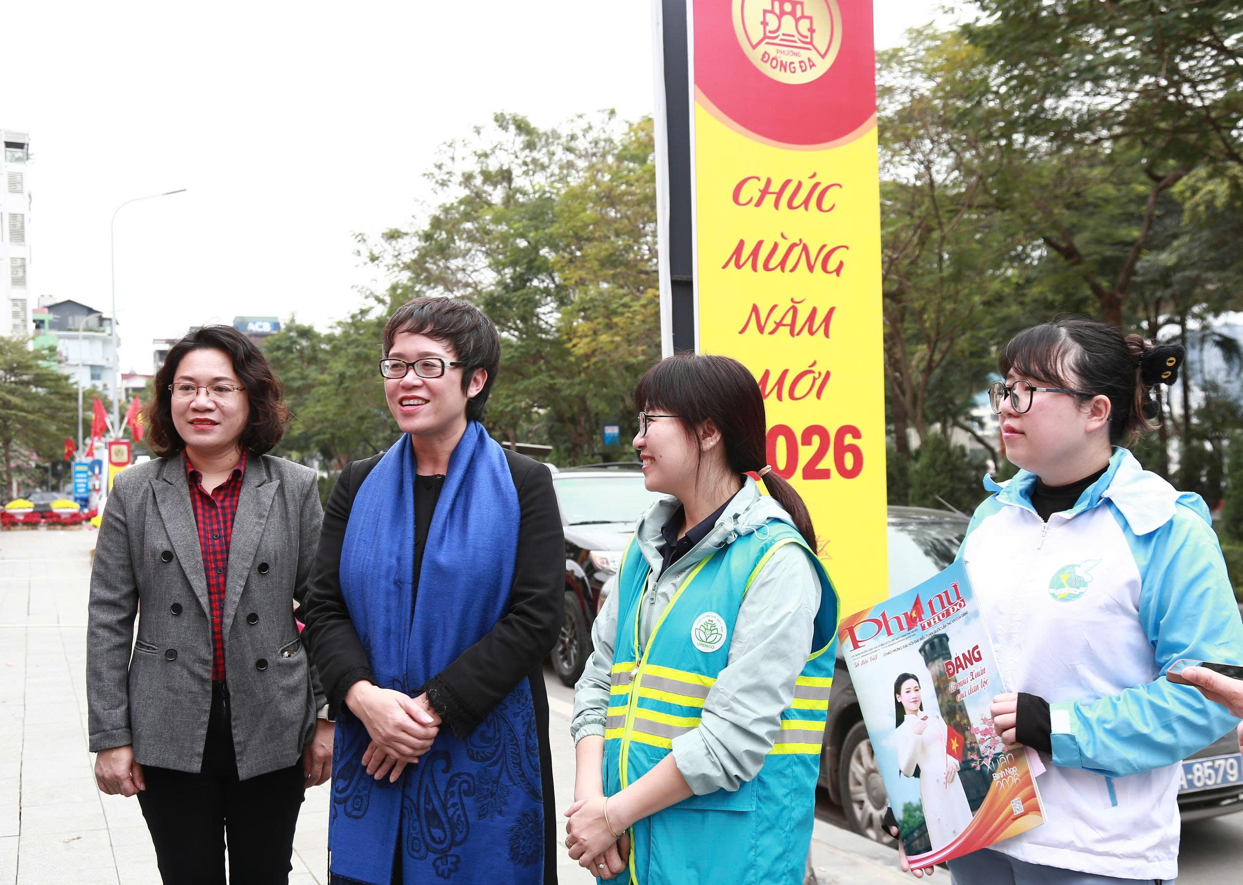 Hội LHPN Hà Nội thăm, chúc Tết cán bộ, công nhân môi trường đô thị Hà Nội - ảnh 8