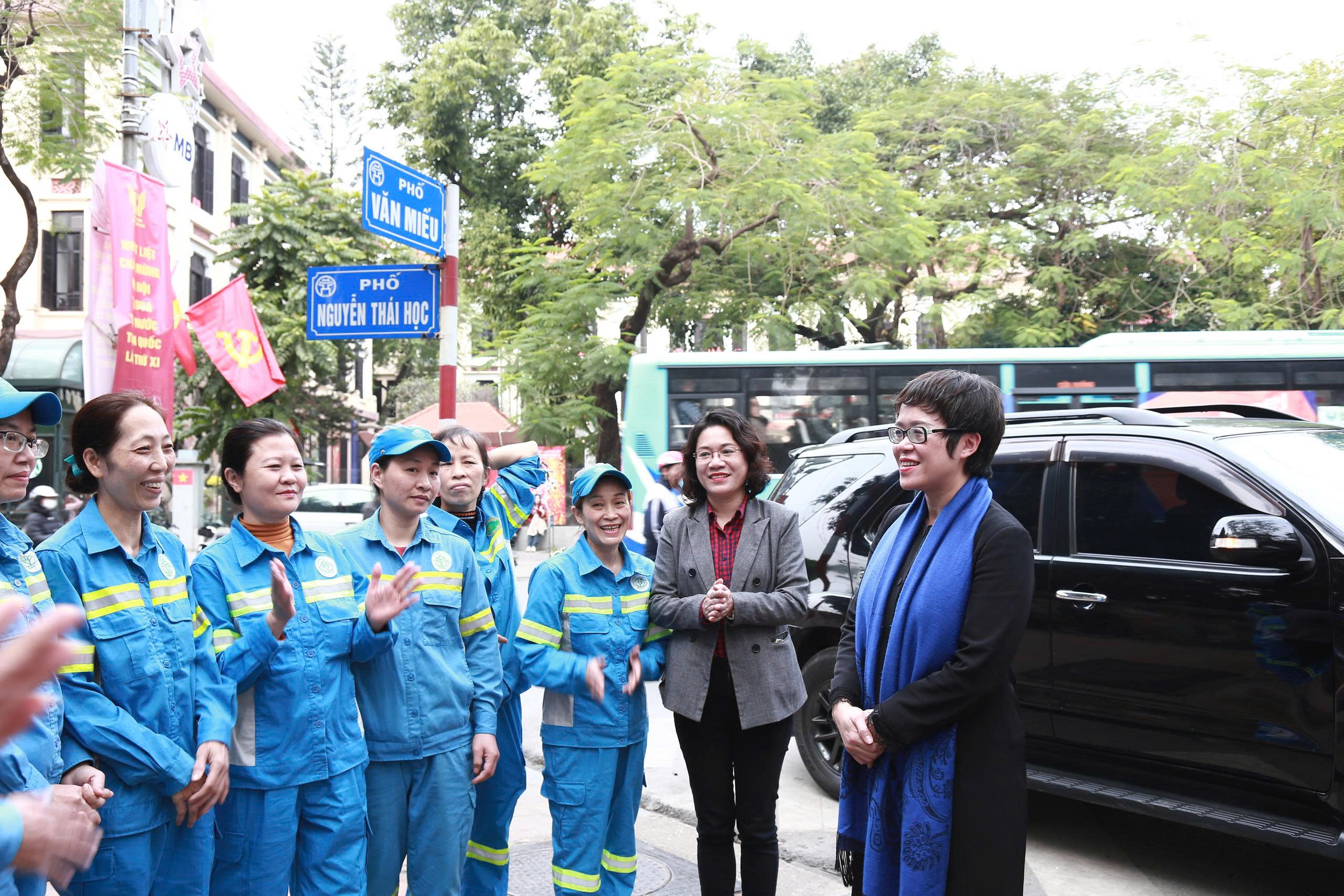 Hội LHPN Hà Nội thăm, chúc Tết cán bộ, công nhân môi trường đô thị Hà Nội - ảnh 11