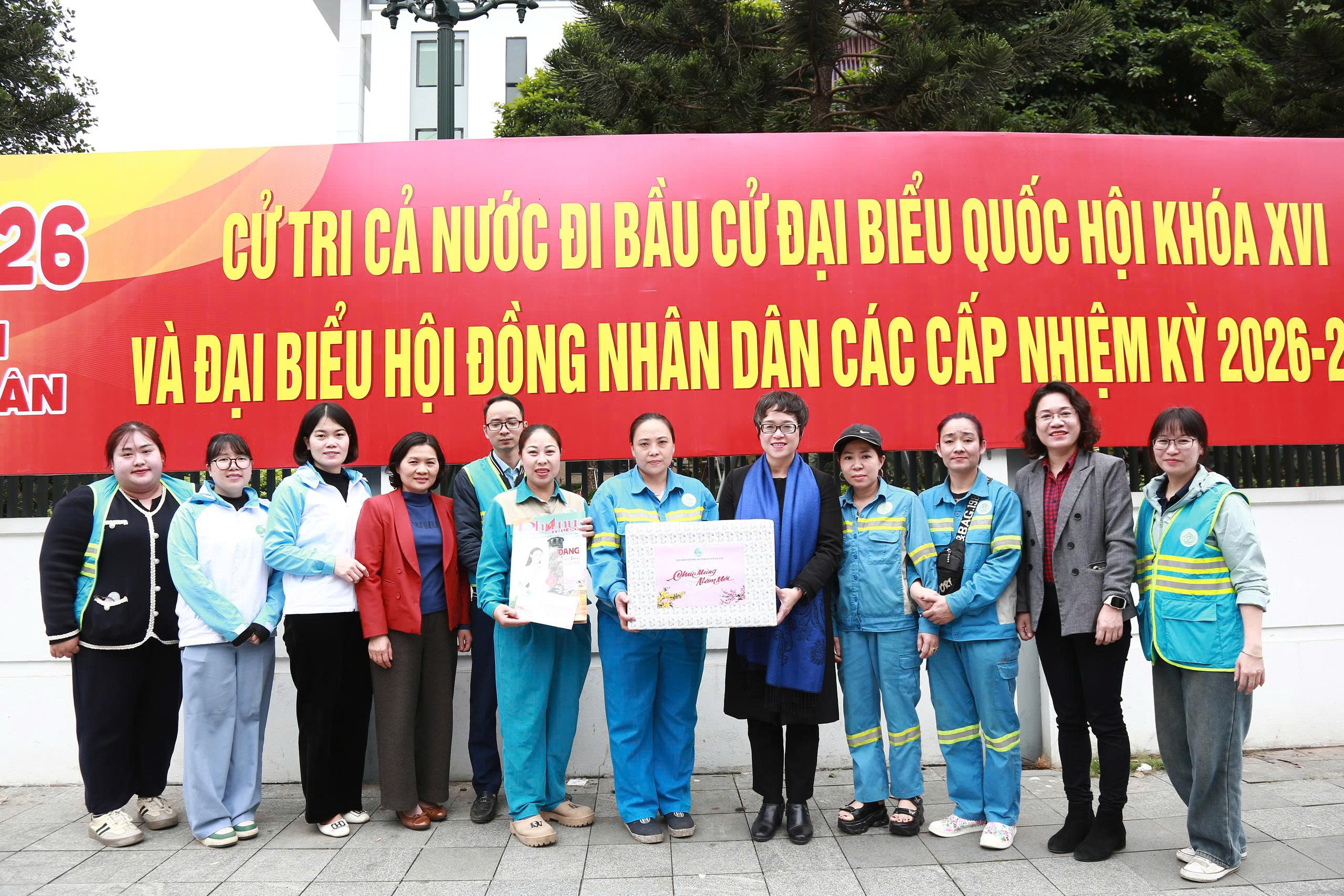 Hội LHPN Hà Nội thăm, chúc Tết cán bộ, công nhân môi trường đô thị Hà Nội - ảnh 12