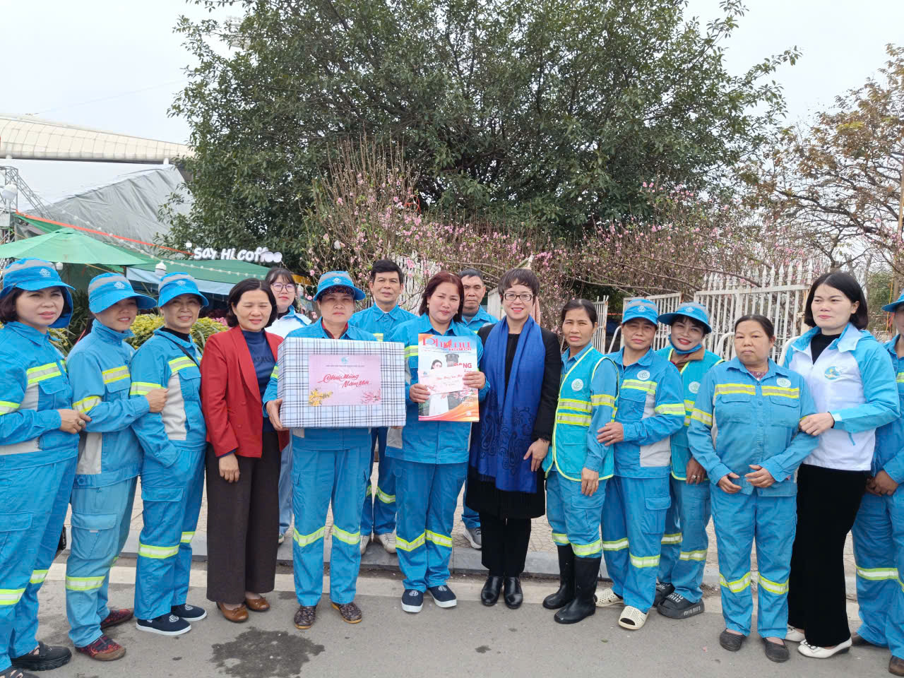 Hội LHPN Hà Nội thăm, chúc Tết cán bộ, công nhân môi trường đô thị Hà Nội - ảnh 9