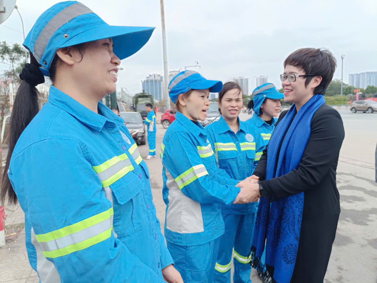 Hội LHPN Hà Nội thăm, chúc Tết cán bộ, công nhân môi trường đô thị Hà Nội - ảnh 6