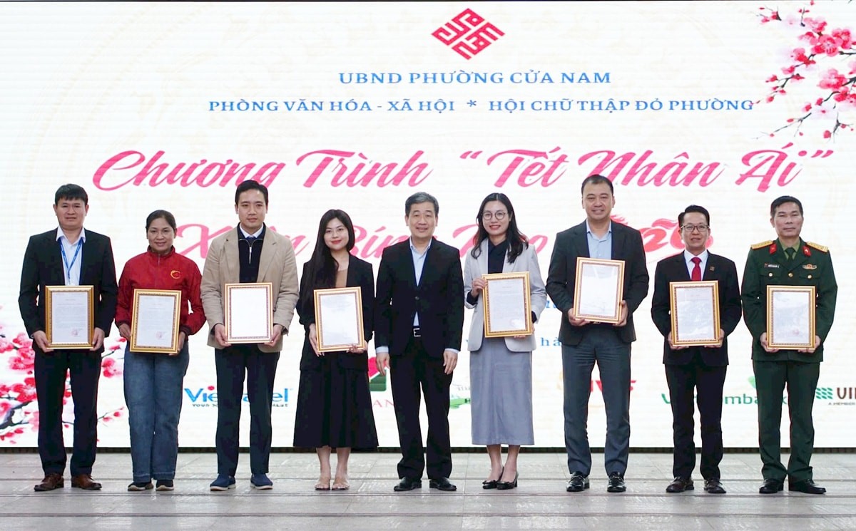 Phường Cửa Nam tặng quà cho người có công, người cao tuổi và trẻ em có hoàn cảnh khó khăn - ảnh 1