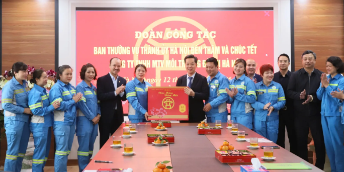  Đoàn công tác thành phố Hà Nội thăm, chúc Tết và tặng quà cán bộ, công nhân viên môi trường đô thị  - ảnh 1