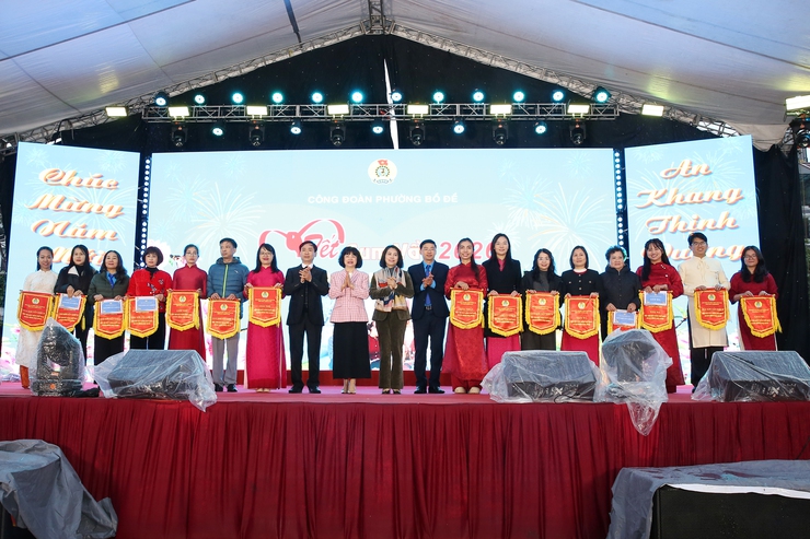  Tặng 612 suất quà Tết cho cán bộ, đoàn viên và người lao động có hoàn cảnh khó khăn - ảnh 1