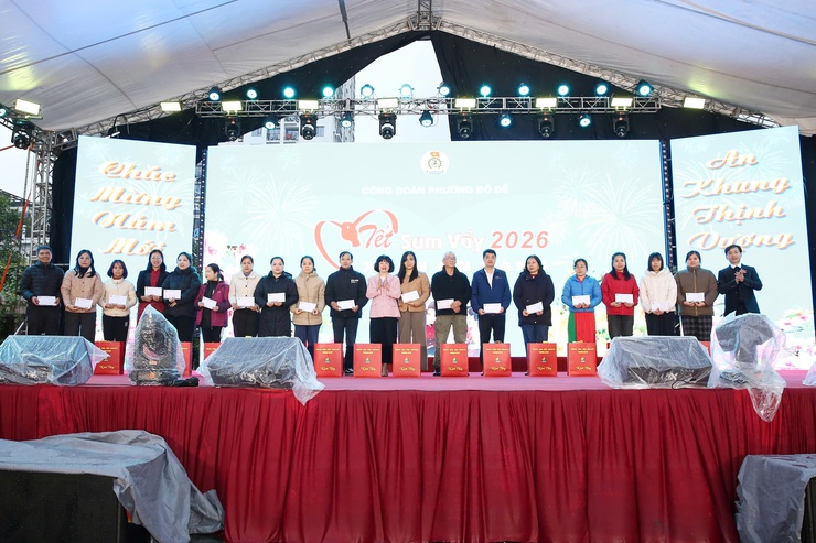  Tặng 612 suất quà Tết cho cán bộ, đoàn viên và người lao động có hoàn cảnh khó khăn - ảnh 2