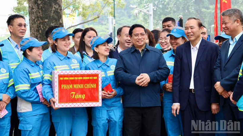 Thủ tướng Phạm Minh Chính thăm, động viên, chúc Tết công nhân vệ sinh môi trường ở Hà Nội - ảnh 1