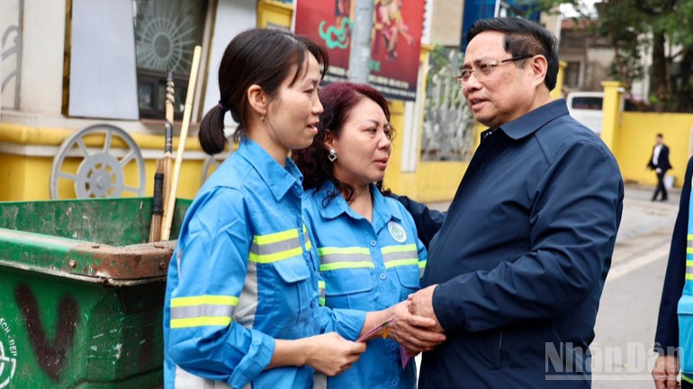 Thủ tướng Phạm Minh Chính thăm, động viên, chúc Tết công nhân vệ sinh môi trường ở Hà Nội - ảnh 3