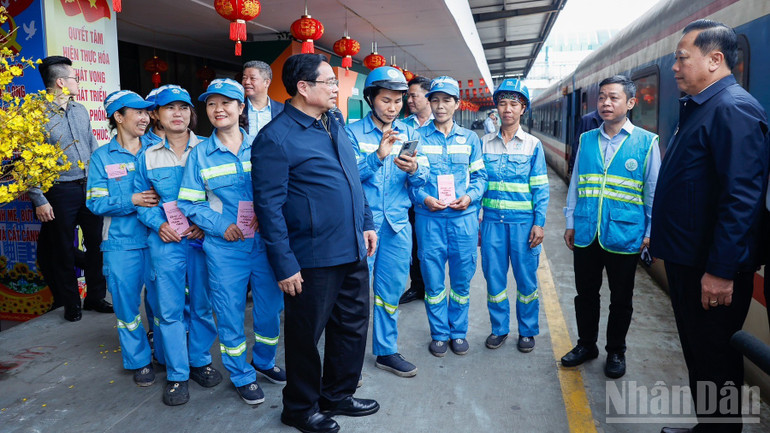 Thủ tướng Phạm Minh Chính thăm, động viên, chúc Tết công nhân vệ sinh môi trường ở Hà Nội - ảnh 5