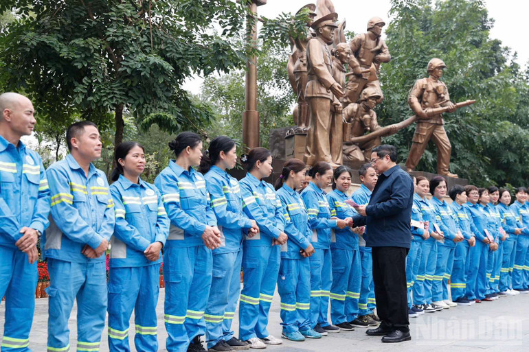 Thủ tướng Phạm Minh Chính thăm, động viên, chúc Tết công nhân vệ sinh môi trường ở Hà Nội - ảnh 6
