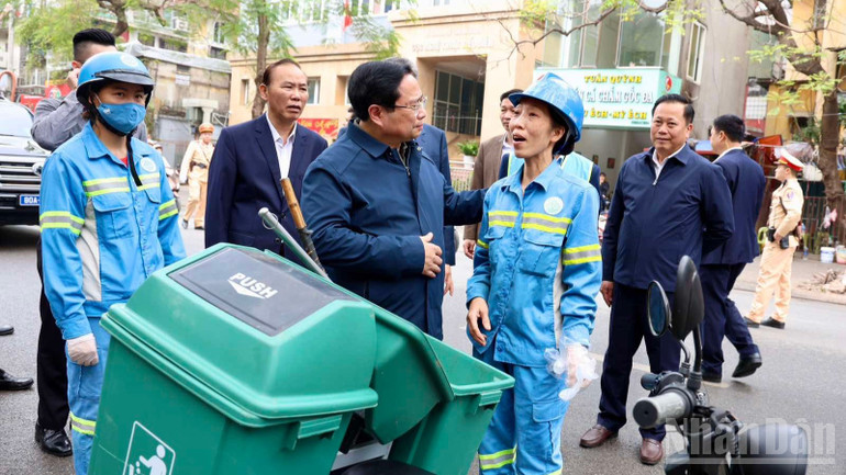Thủ tướng Phạm Minh Chính thăm, động viên, chúc Tết công nhân vệ sinh môi trường ở Hà Nội - ảnh 2
