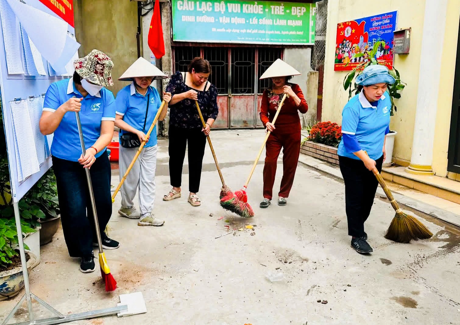 Phụ nữ xã Phù Đổng ra quân vệ sinh môi trường đón Tết Nguyên đán Bính Ngọ 2026 - ảnh 1
