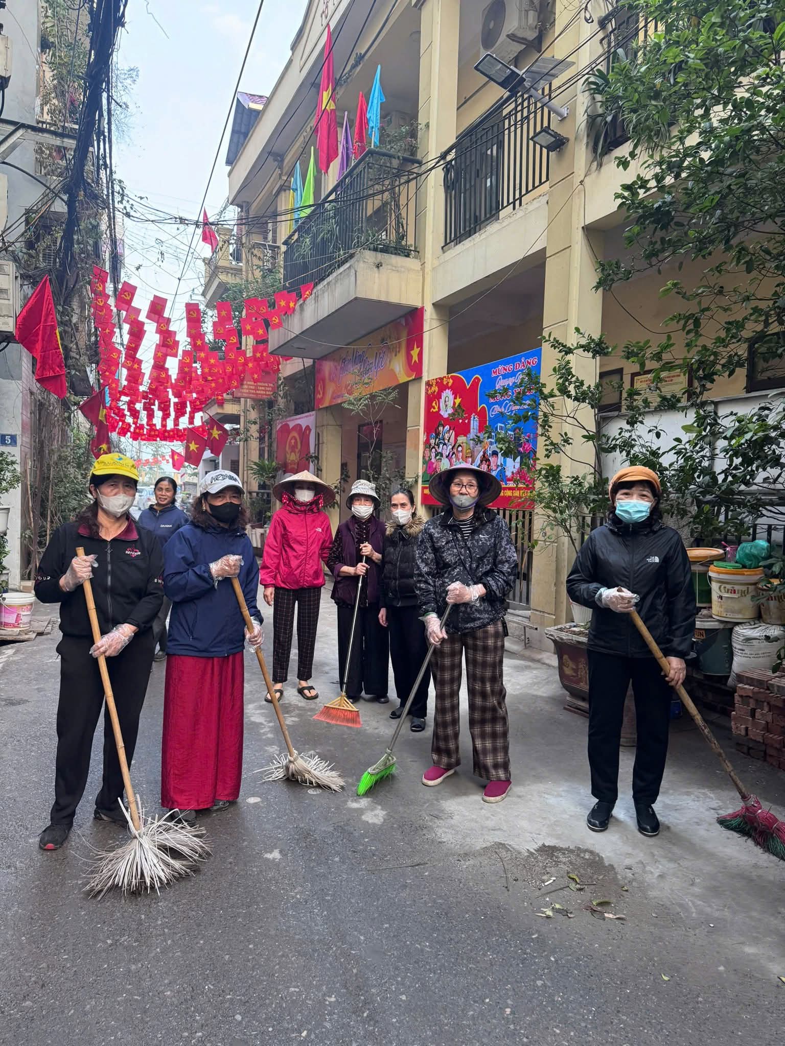 Phụ nữ xã Phù Đổng ra quân vệ sinh môi trường đón Tết Nguyên đán Bính Ngọ 2026 - ảnh 2