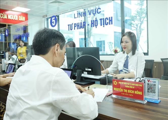 Hà Nội lấy người dân và doanh nghiệp làm trung tâm phục vụ - ảnh 1