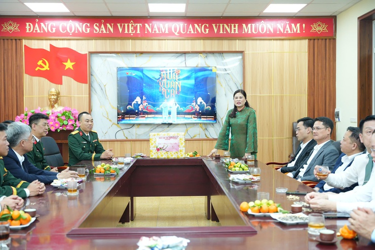 Lãnh đạo xã Phù Đổng thăm, động viên các lực lượng trực Tết và chúc Tết nhân dân trên địa bàn - ảnh 1