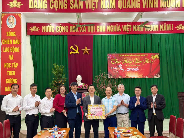 Lãnh đạo xã Phù Đổng thăm, động viên các lực lượng trực Tết và chúc Tết nhân dân trên địa bàn - ảnh 3
