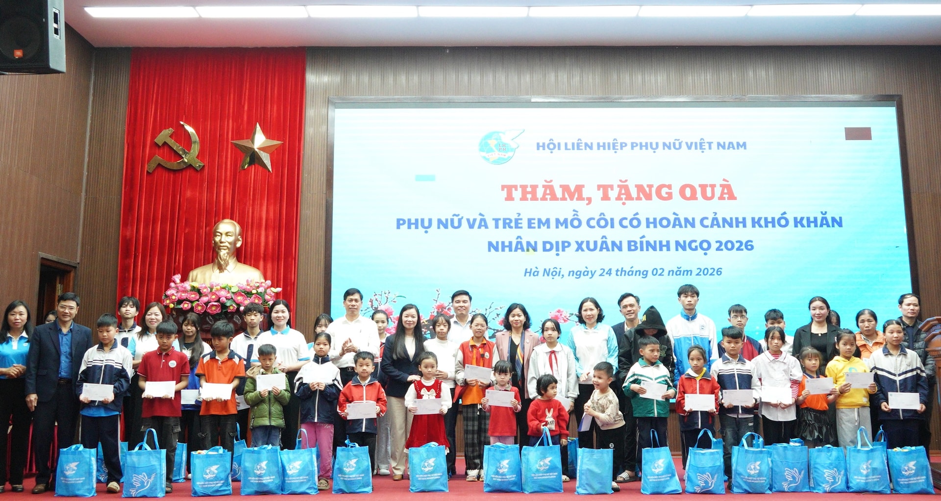 Hội LHPN Việt Nam: Trao 100 suất quà tặng phụ nữ, trẻ em có hoàn cảnh khó khăn tại 6 xã, phường trên địa bàn Hà Nội - ảnh 4