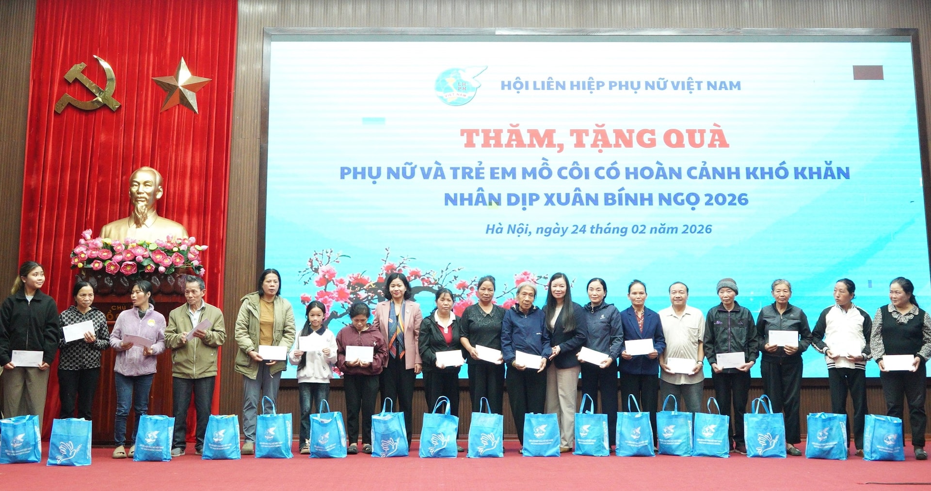 Hội LHPN Việt Nam: Trao 100 suất quà tặng phụ nữ, trẻ em có hoàn cảnh khó khăn tại 6 xã, phường trên địa bàn Hà Nội - ảnh 2