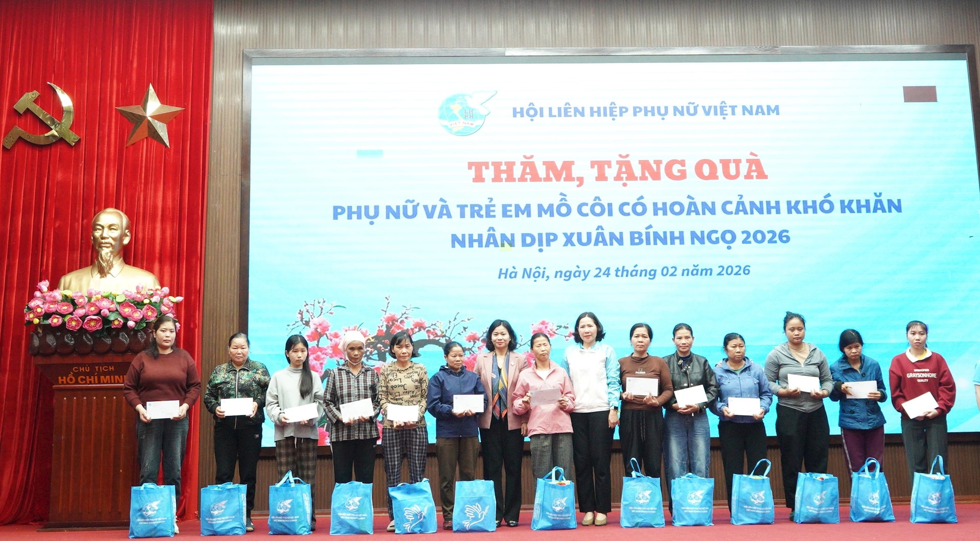 Hội LHPN Việt Nam: Trao 100 suất quà tặng phụ nữ, trẻ em có hoàn cảnh khó khăn tại 6 xã, phường trên địa bàn Hà Nội - ảnh 3