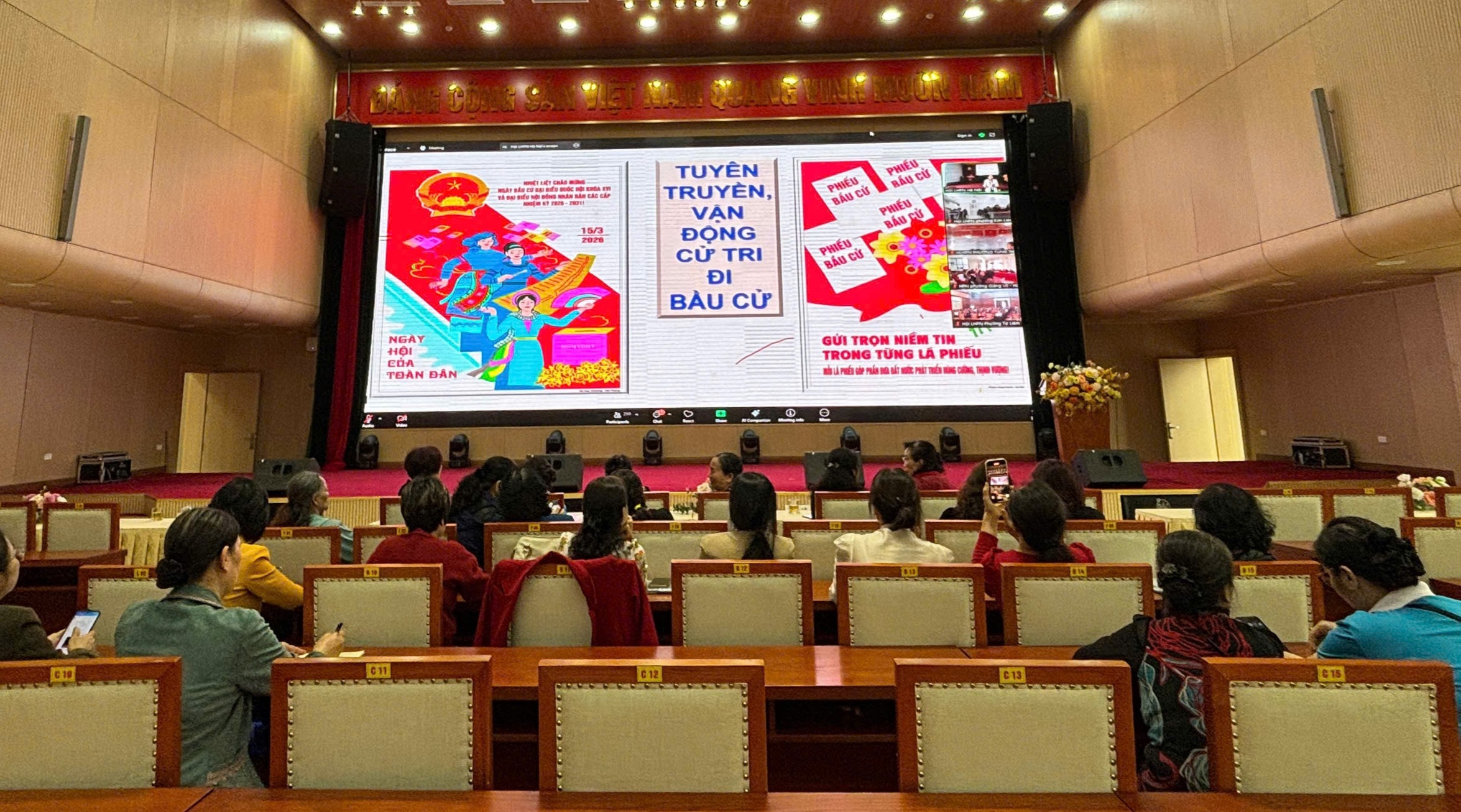 Lan tỏa thông điệp  Phụ nữ Thủ đô mặc áo dài đi bầu cử - ảnh 3