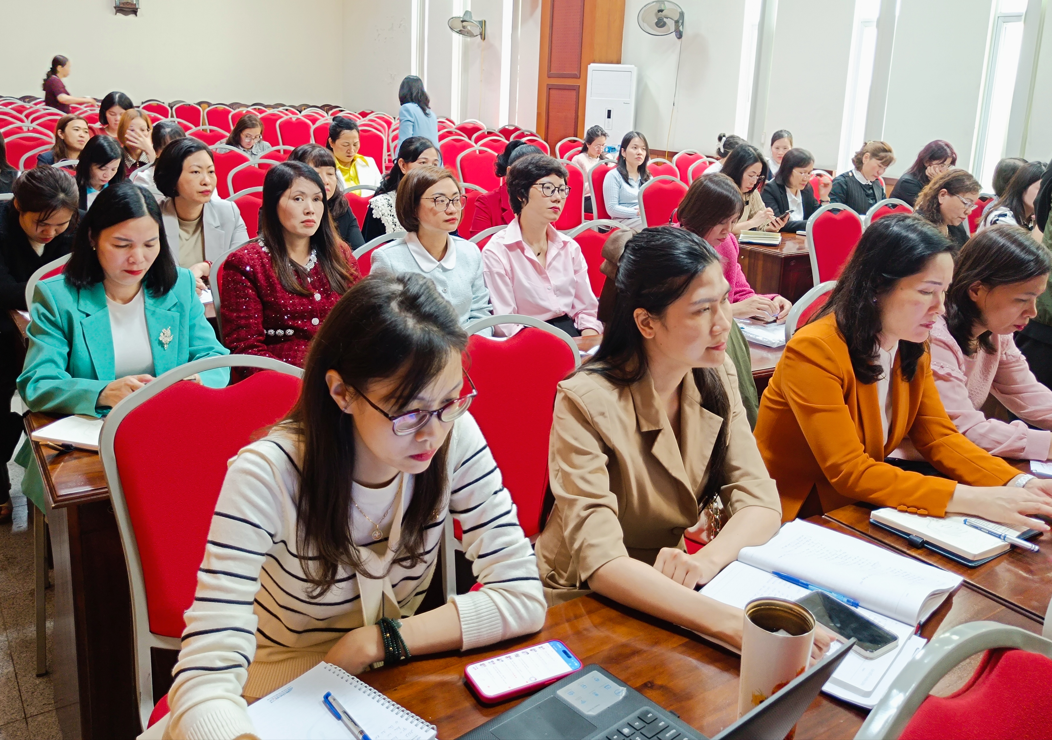 Lan tỏa thông điệp  Phụ nữ Thủ đô mặc áo dài đi bầu cử - ảnh 9