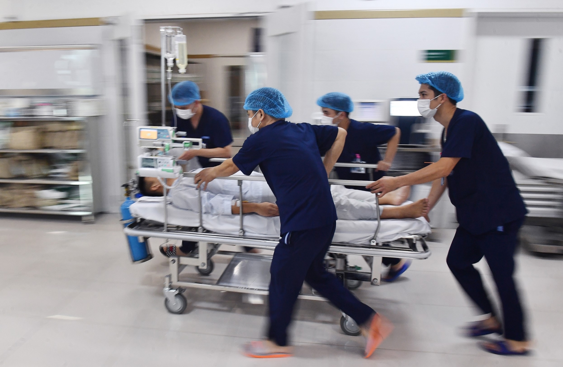 Báo động hàng ngàn nhân viên y tế nghỉ việc - ảnh 1