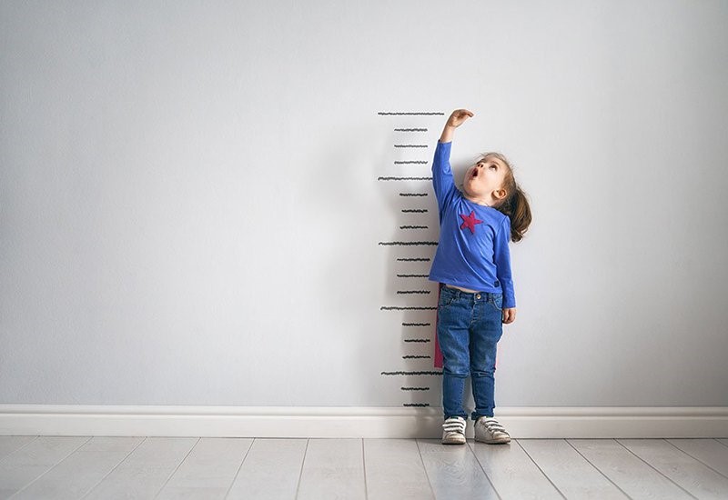 Trẻ thấp lùn, bố mẹ có thể làm gì? - ảnh 1