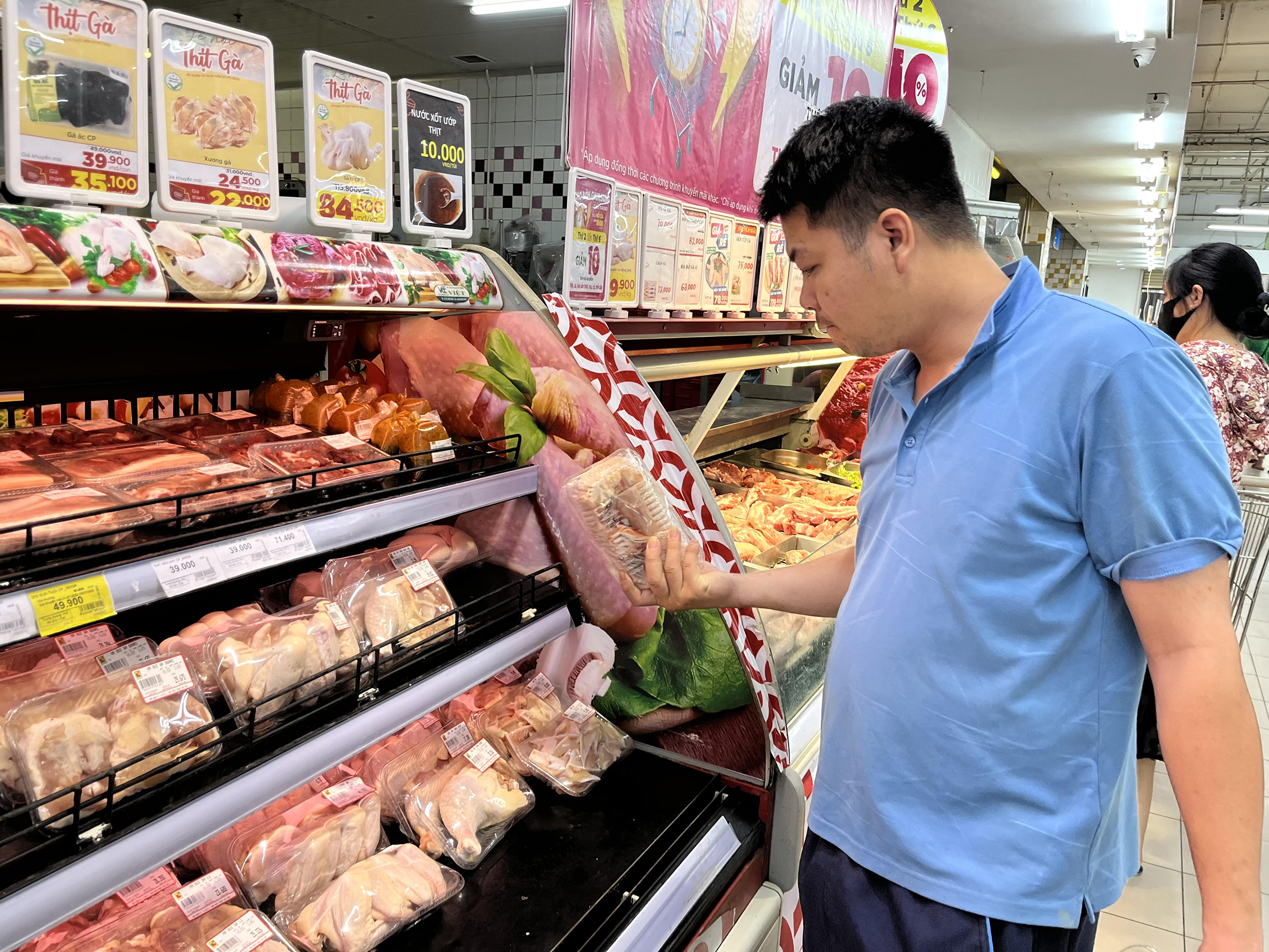 Giá xăng giảm, giá hàng hóa, thực phẩm chưa hạ nhiệt - ảnh 1