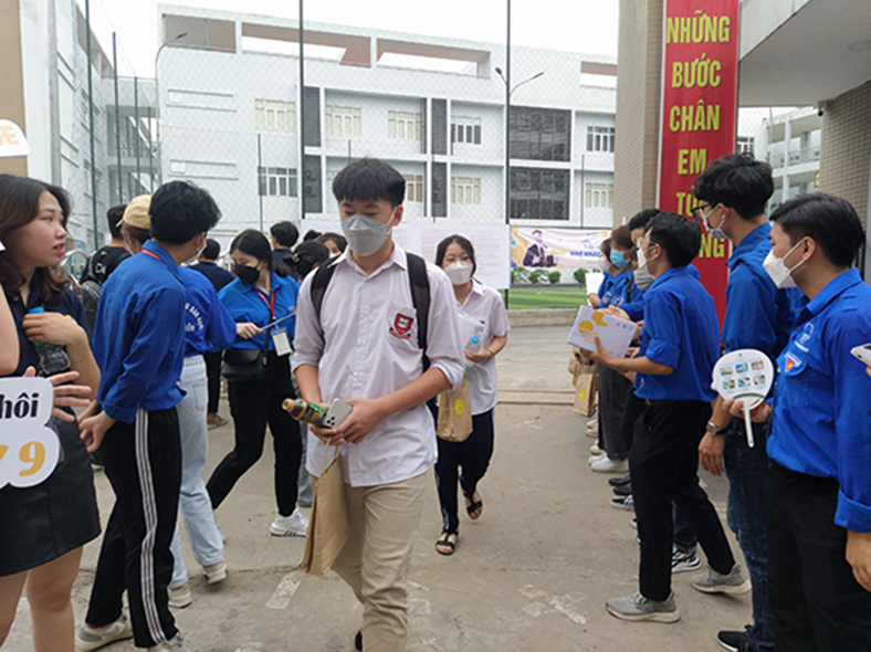 Nghịch lý “điểm thi thấp, điểm học bạ cao”! - ảnh 1