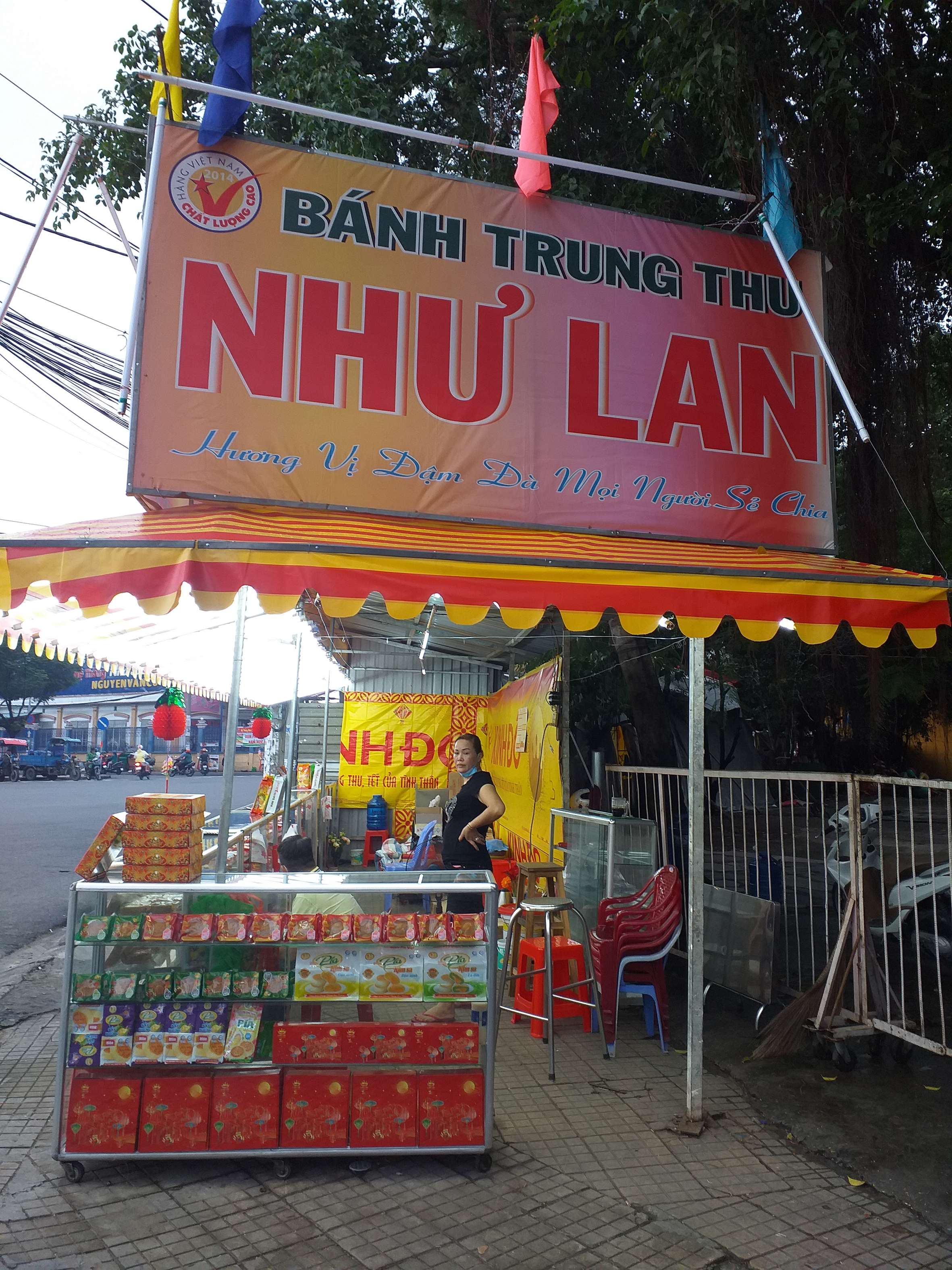 Tùy tiện cho dựng quầy bán bánh Trung thu trên vỉa hè - ảnh 1
