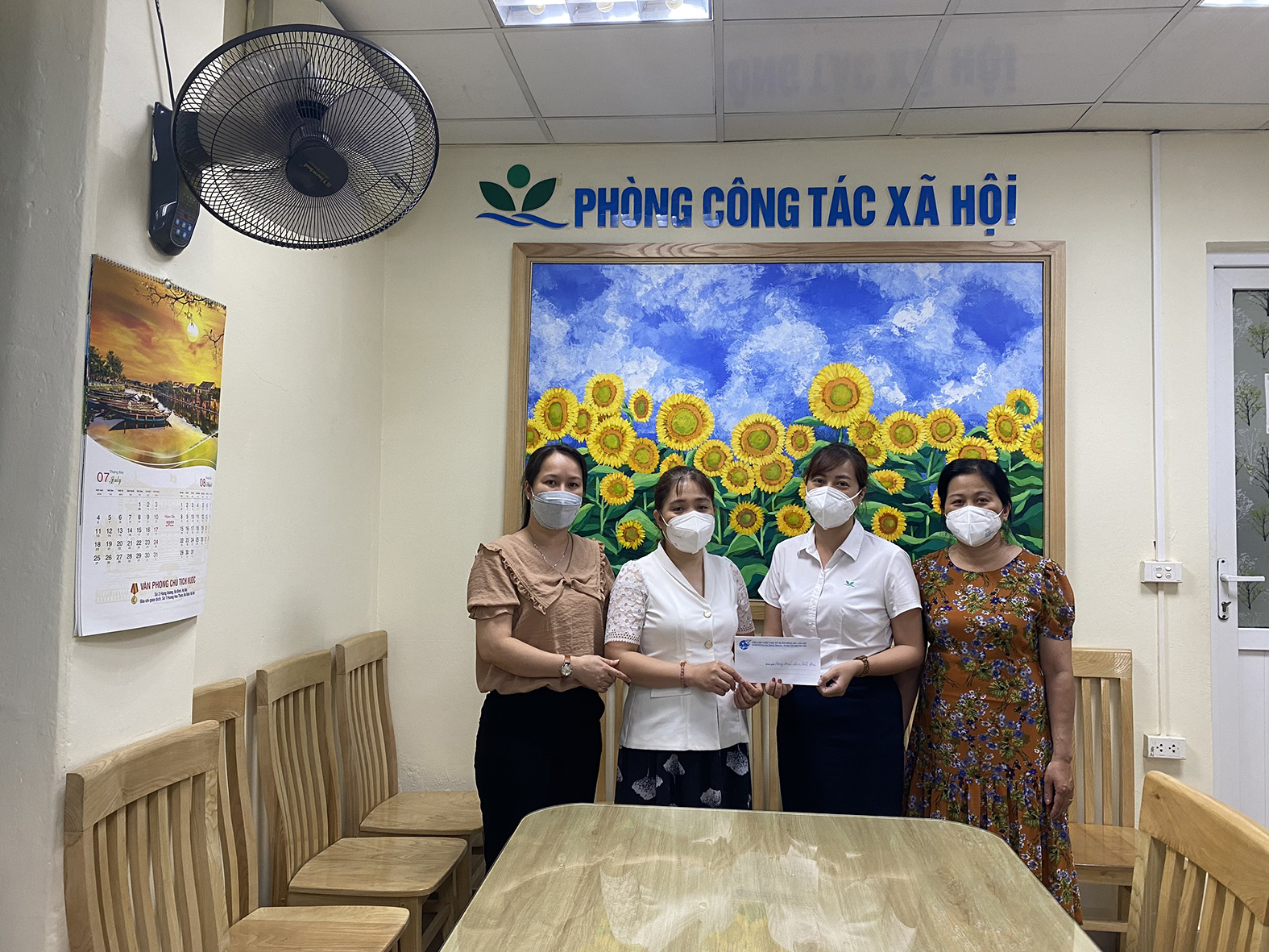Cần xử lý nghiêm cặp vợ chồng bảo mẫu hành hạ cháu bé 18 tháng tuổi - ảnh 1
