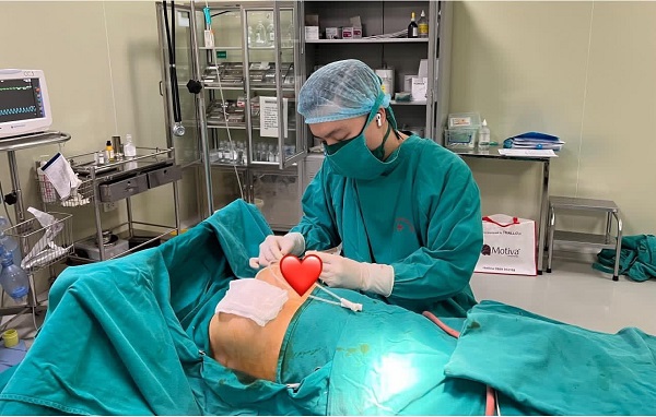 Nhiễm trùng, hoại tử da sau phẫu thuật thu gọn ngực - ảnh 1
