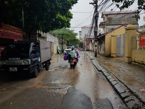 Những con đường xuống cấp “hành dân” - ảnh 2