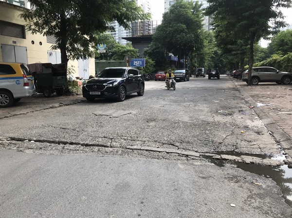Những con đường xuống cấp “hành dân” - ảnh 1