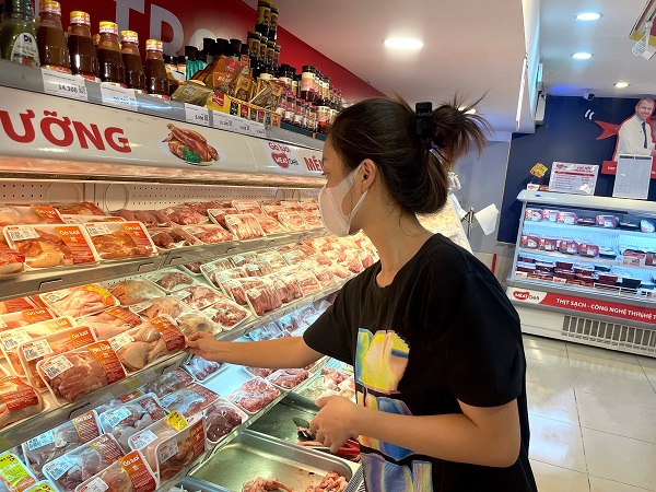 Nghịch lý xăng giảm, “bão giá” vẫn kéo dài - ảnh 1