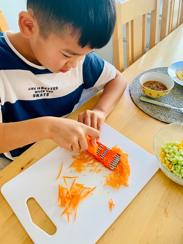 Bí quyết dạy con trai yêu bếp - ảnh 1