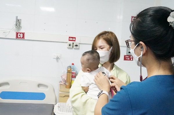 Bệnh viện quá tải vì trẻ mắc bệnh đường hô hấp - ảnh 1