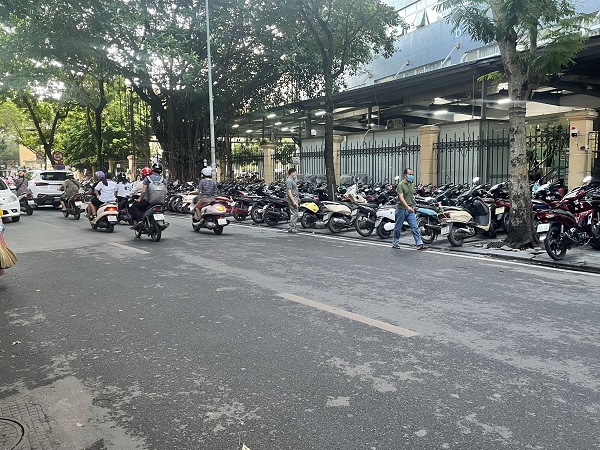 Hàng quán, trông xe “đua nhau” lấn chiếm vỉa hè - ảnh 1