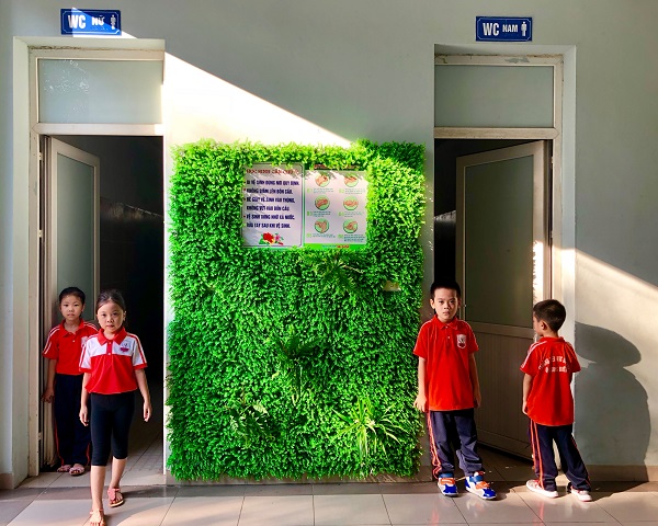 Nhà vệ sinh trường học: Chưa thân thiện với học sinh nữ - ảnh 1