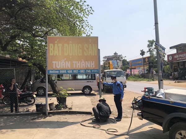Kiên quyết xử lý vi phạm lấn chiến hành lang an toàn giao thông - ảnh 1