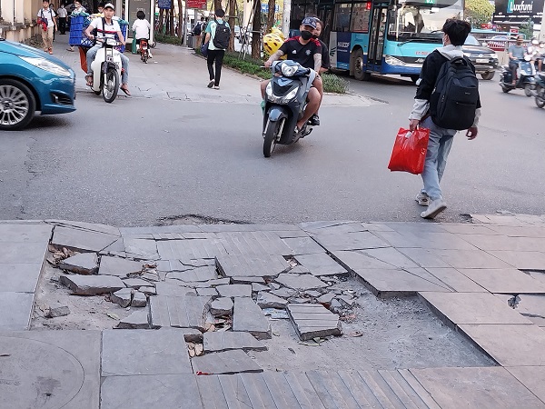 Đá lát vỉa hè “bẫy” người đi bộ - ảnh 1