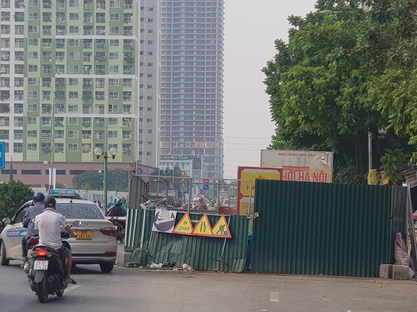 “Lô cốt” thi công mọc giữa phố gây ách tắc giao thông - ảnh 1