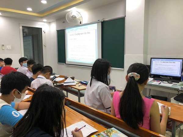 Học sinh căng mình vì học thêm - ảnh 1