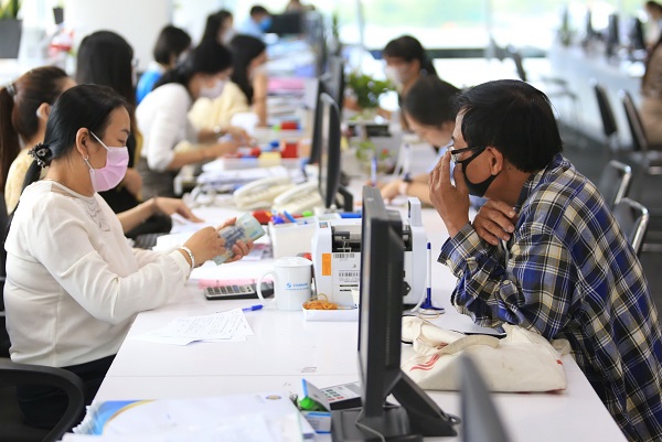 Người dân chật vật vì lãi suất ngân hàng tăng mạnh - ảnh 1