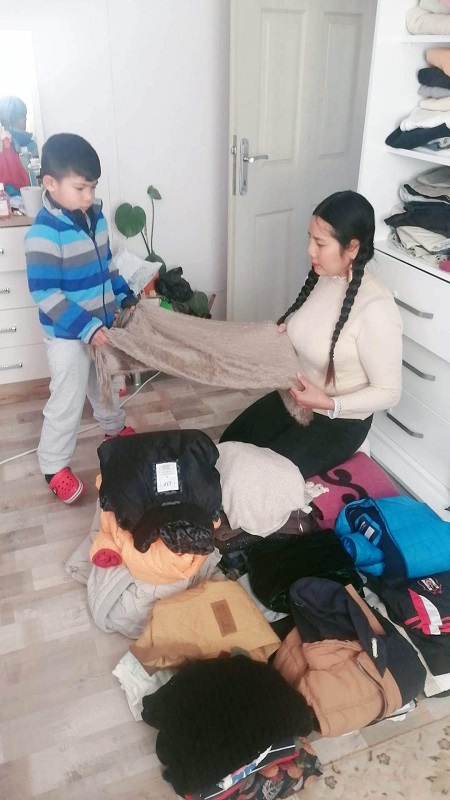 Người Việt xẻ từng manh áo ấm giúp nhau trong hoạn nạn - ảnh 1