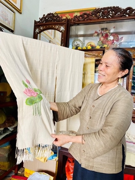 Những nữ nghệ nhân “giữ lửa” làng nghề - ảnh 6
