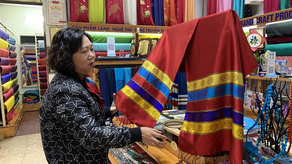 Những nữ nghệ nhân “giữ lửa” làng nghề - ảnh 3
