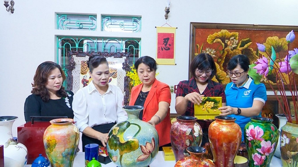 Những nữ nghệ nhân “giữ lửa” làng nghề - ảnh 2