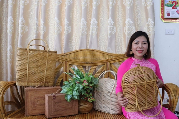 Những nữ nghệ nhân “giữ lửa” làng nghề - ảnh 4